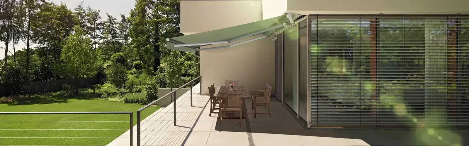 Markisen Werneck nach Maß Grüne Gelenkarmmarkise für den Balkon